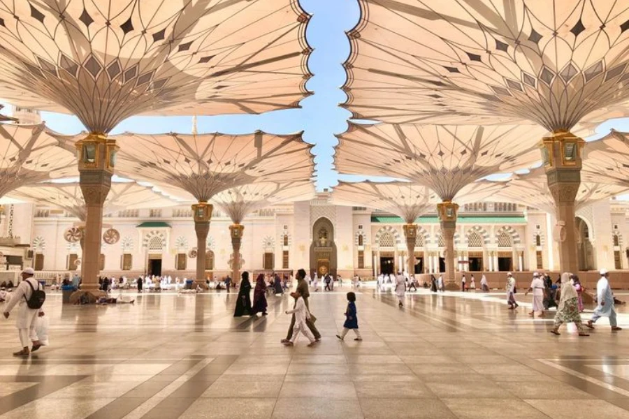 Why Booking Through an Umrah Travel Agency is Worth Every Penny